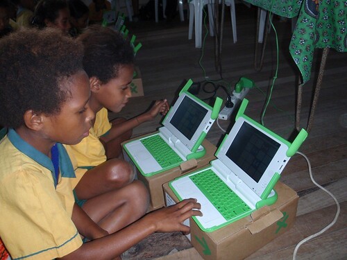 Kids' First Laptops: Chromebook vs Windows 11 (Real Battery Test)